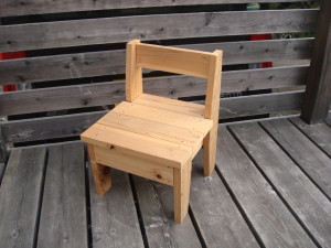 木の小椅子
